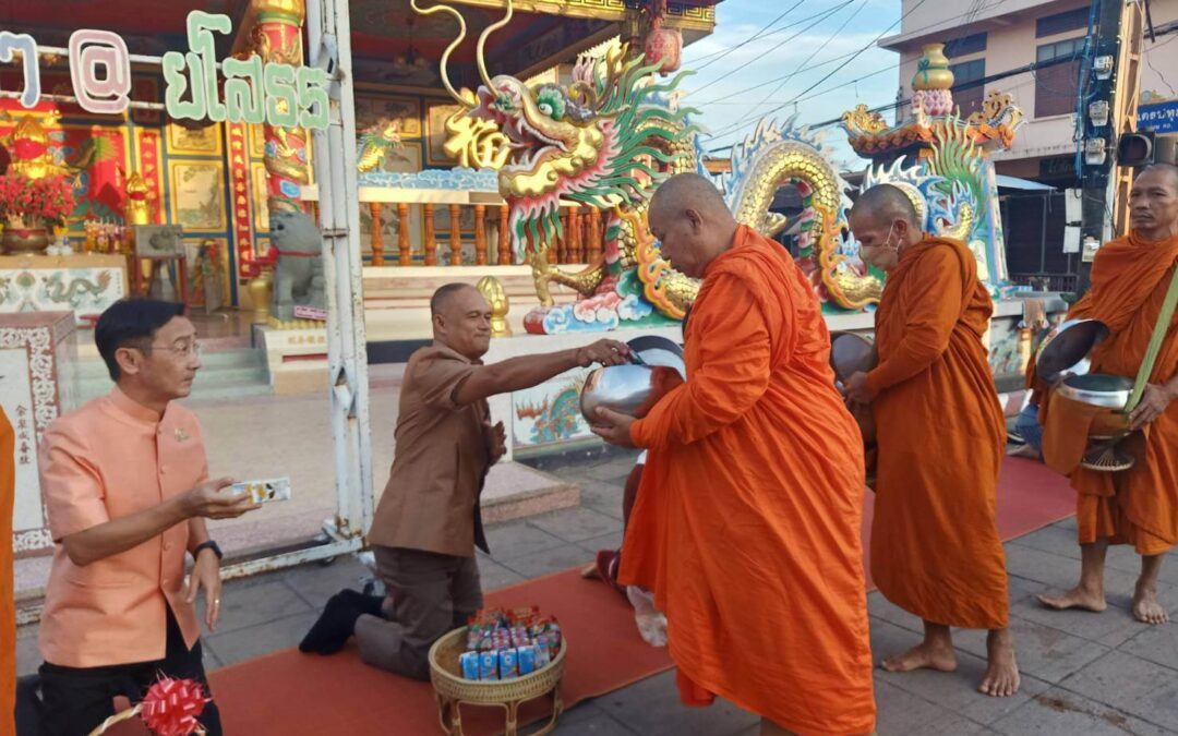 พ.ต.อ.อานุภาพ ผิวอ่อน รองผบก.ภ.จว.ยโสธร ร่วมกิจกรรมตักบาตรกับ จว.ยโสธร โดยมี รอง ผวจ.ยโสธร เป็นประธาน จากนั้นได้เรียกตร.ชุดปฏิบัติหน้าที่สายตรวจร่วมกิจกรรมสภากาแฟพร้อมทั้งแนะนำการปฏิบัติหน้าที่